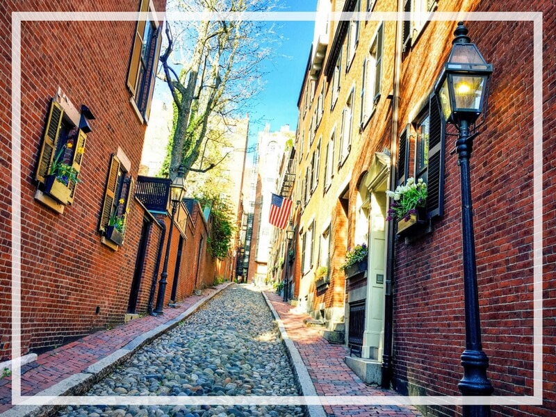 Discover the picture perfect reasons to visit Boston, Massachusetts. From historic landmarks to local favorites, this is what you shouldn't miss on your trip to Beantown. And for more wanderlust inspiration and travel tips follow The Scenic Suitcase on Pinterest!
