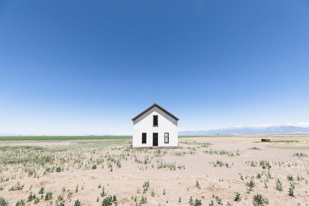 An abandon white house in the middle of nowhere. See the most picture perfect moments of 2018. From London to Cape Town to Las Vegas and more, see what you can't miss in these incredible destinations! And for more travel tips and wanderlust inspiration, follow The Scenic Suitcase on Pinterest!