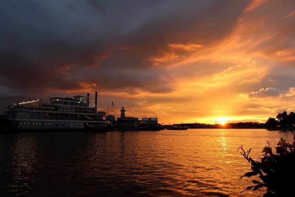 Sunset over a lake with a paddle boat in the background. See the most picture perfect moments of 2018. From London to Cape Town to Las Vegas and more, see what you can't miss in these incredible destinations! And for more travel tips and wanderlust inspiration, follow The Scenic Suitcase on Pinterest!