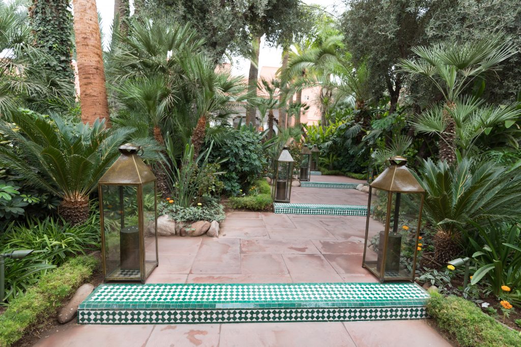 A lush green walkway with large lanterns. #marrakesh #lamamounia