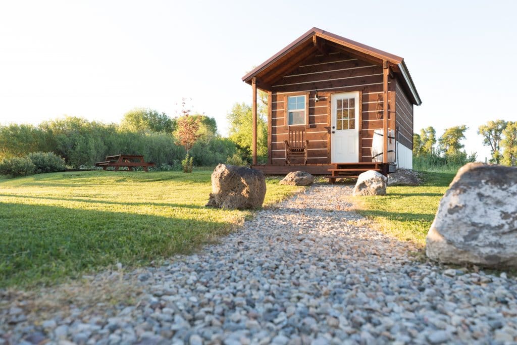 A small cabin with a gravel path at Maison Tetonia.
